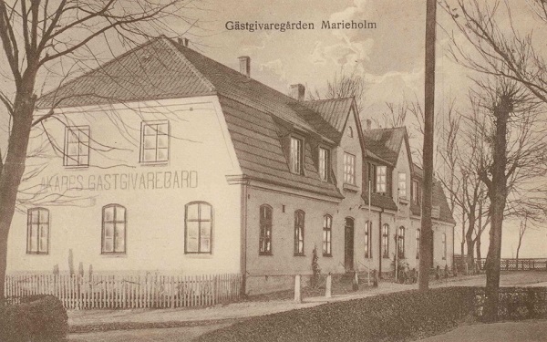 Visar &Aring;karps g&auml;stgiveri c:a &aring;r 1920. Man ser dess s&ouml;dra gavel.