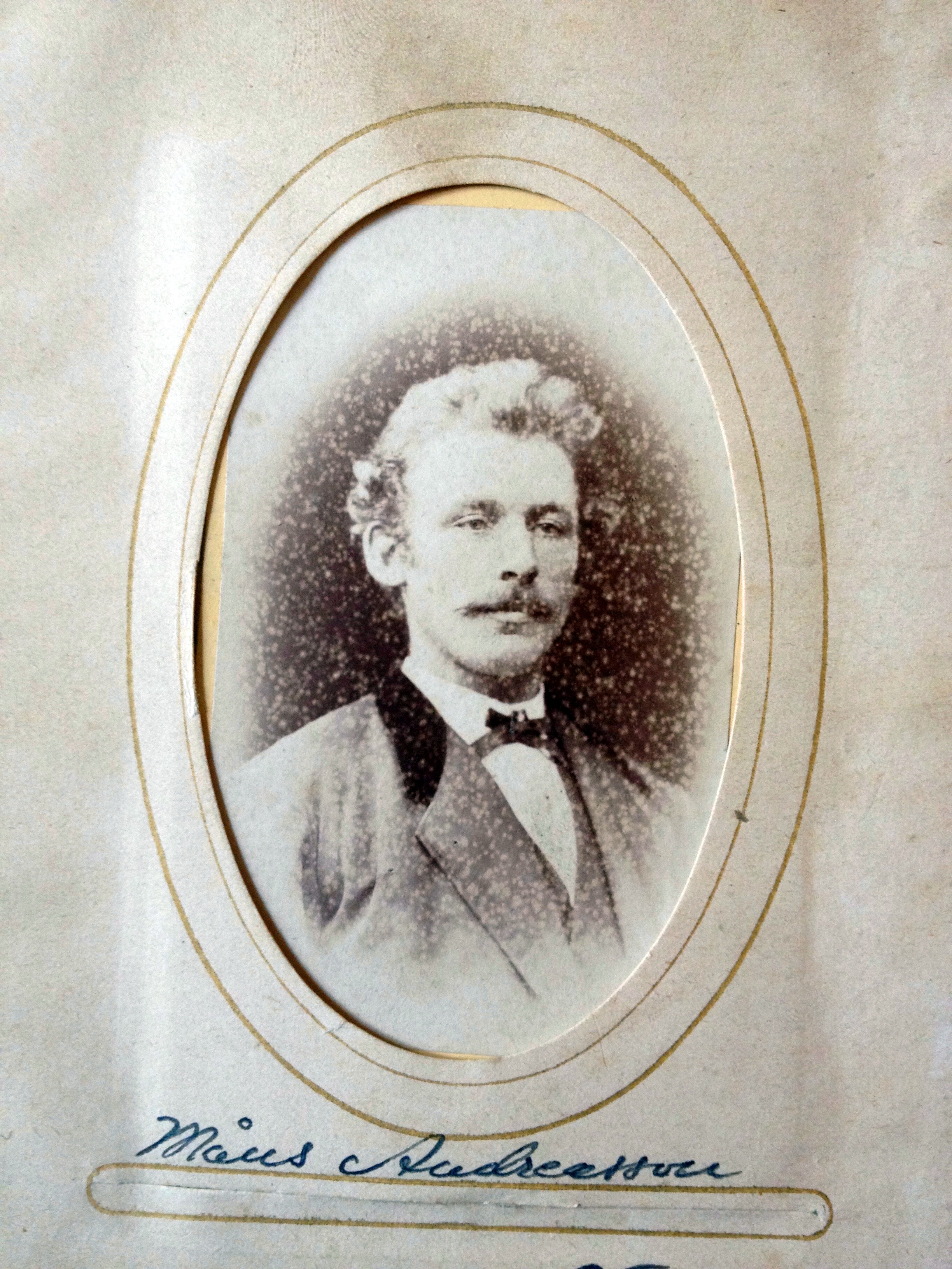 M&aring;ns Andreasson f. 1850-11-04 i Billinge, d 1940-02-27 i B&auml;ringe, Billinge. Lantbrukare och Kommunalordf&ouml;rande i Billinge. Gift med Katarina Bondesson f 1852 d 1940 Foto: Svenskt portr&auml;ttarkiv