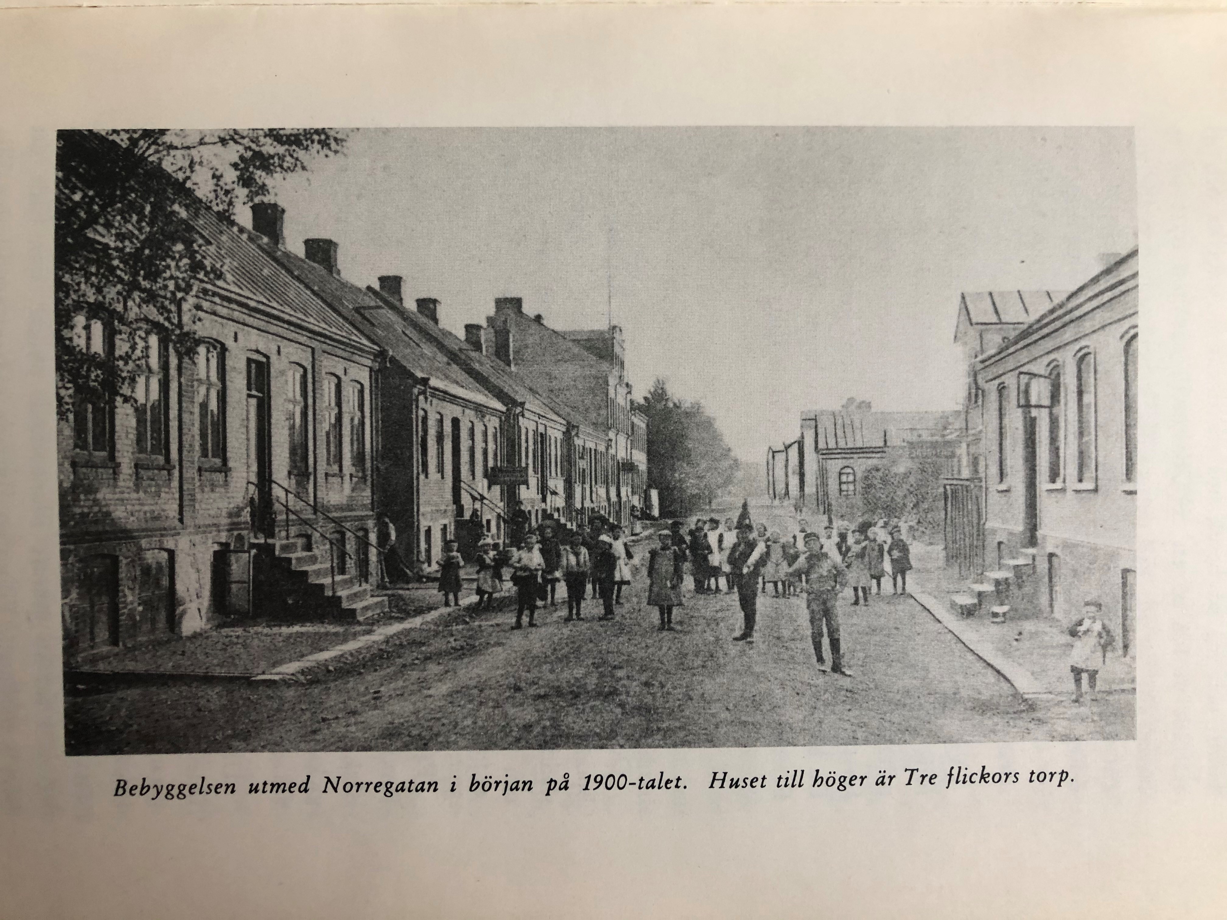 Bebyggelse utmed Norregatan i b&ouml;rjan av 1900-talet. Foto fr&aring;n Esl&ouml;vs Museief&ouml;renings skriftserie nr 10 "Gamla Esl&ouml;vsbor ber&auml;ttar".