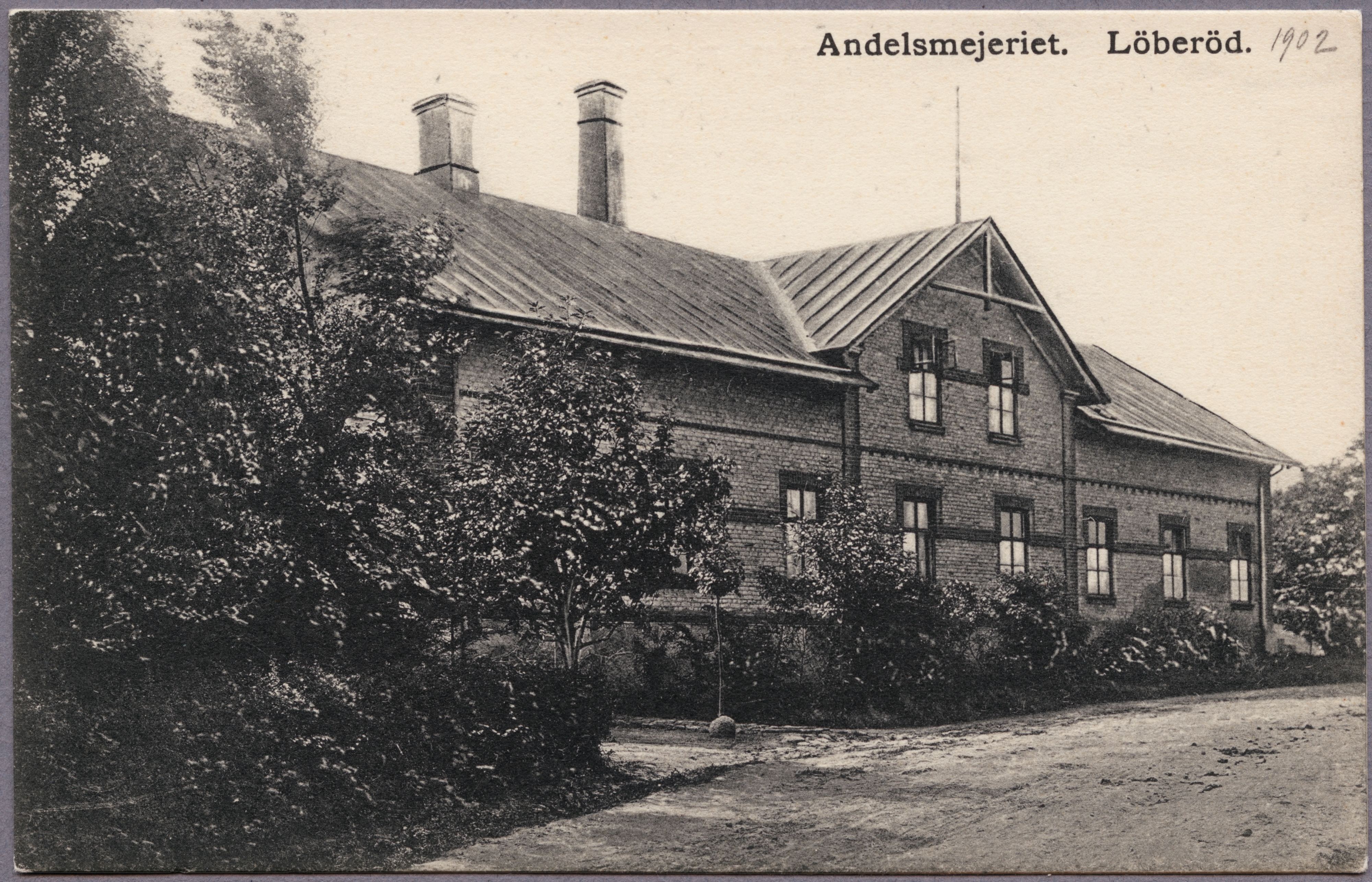 L&ouml;ber&ouml;ds andelsmejeri 1902. Foto: digitaltmuseum.se/J&auml;rnv&auml;gsmuseet.