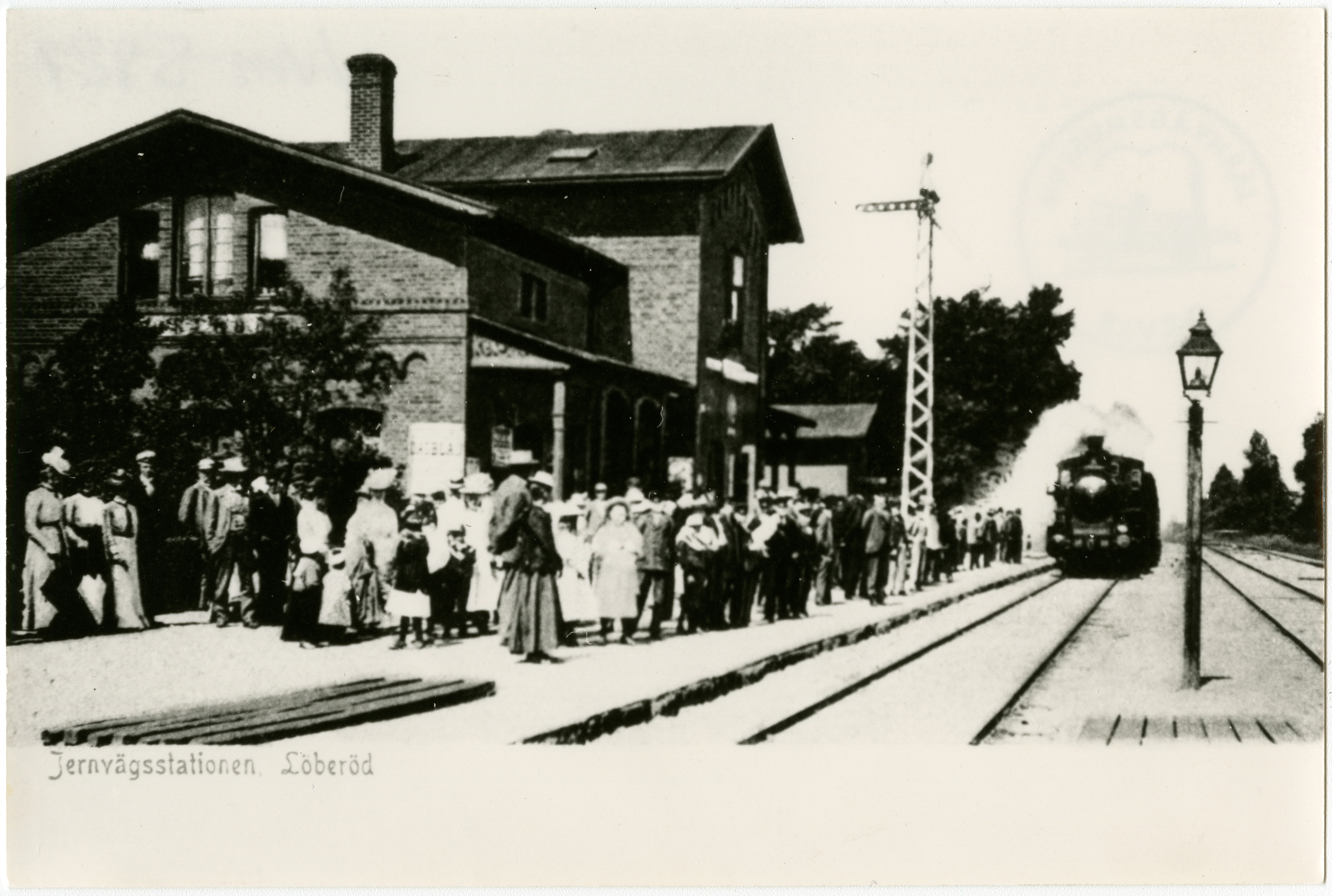 J&auml;rnv&auml;gsstationen i L&ouml;ber&ouml;d omkring &aring;r 1900. Stationen byggdes 1865 av YEJ .Arkitekt C Adelsk&ouml;ld och det en och en halvv&aring;nings stora stationshuset stod f&auml;rdig 1866. Foto: digitaltmuseum.se/J&auml;rnv&auml;gsmuseet.