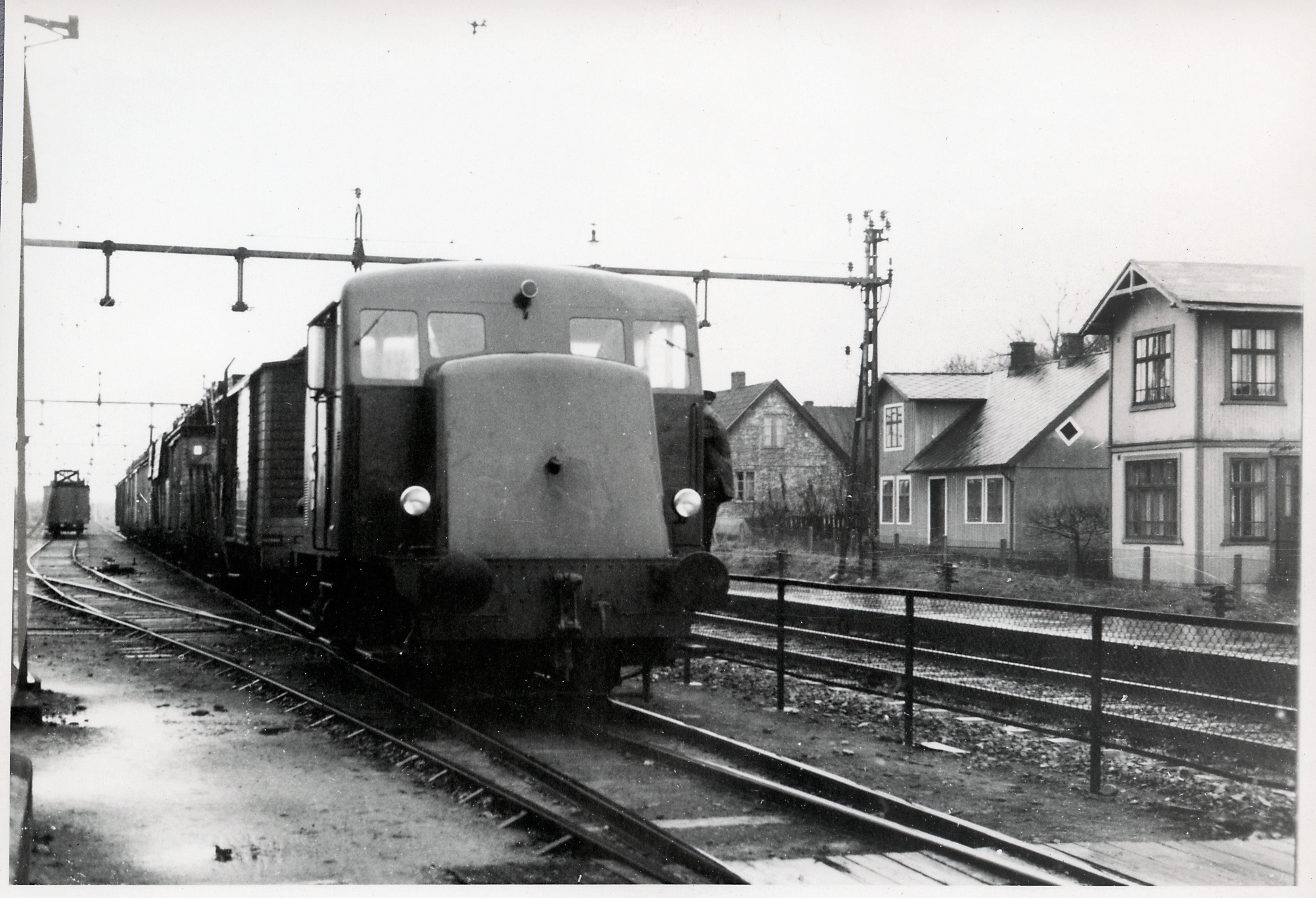 Dieselelektriskt lok vid Stehags station, 1940-tal. K&auml;lla: digitaltmuseum.se/J&auml;rnv&auml;gsmuseet.