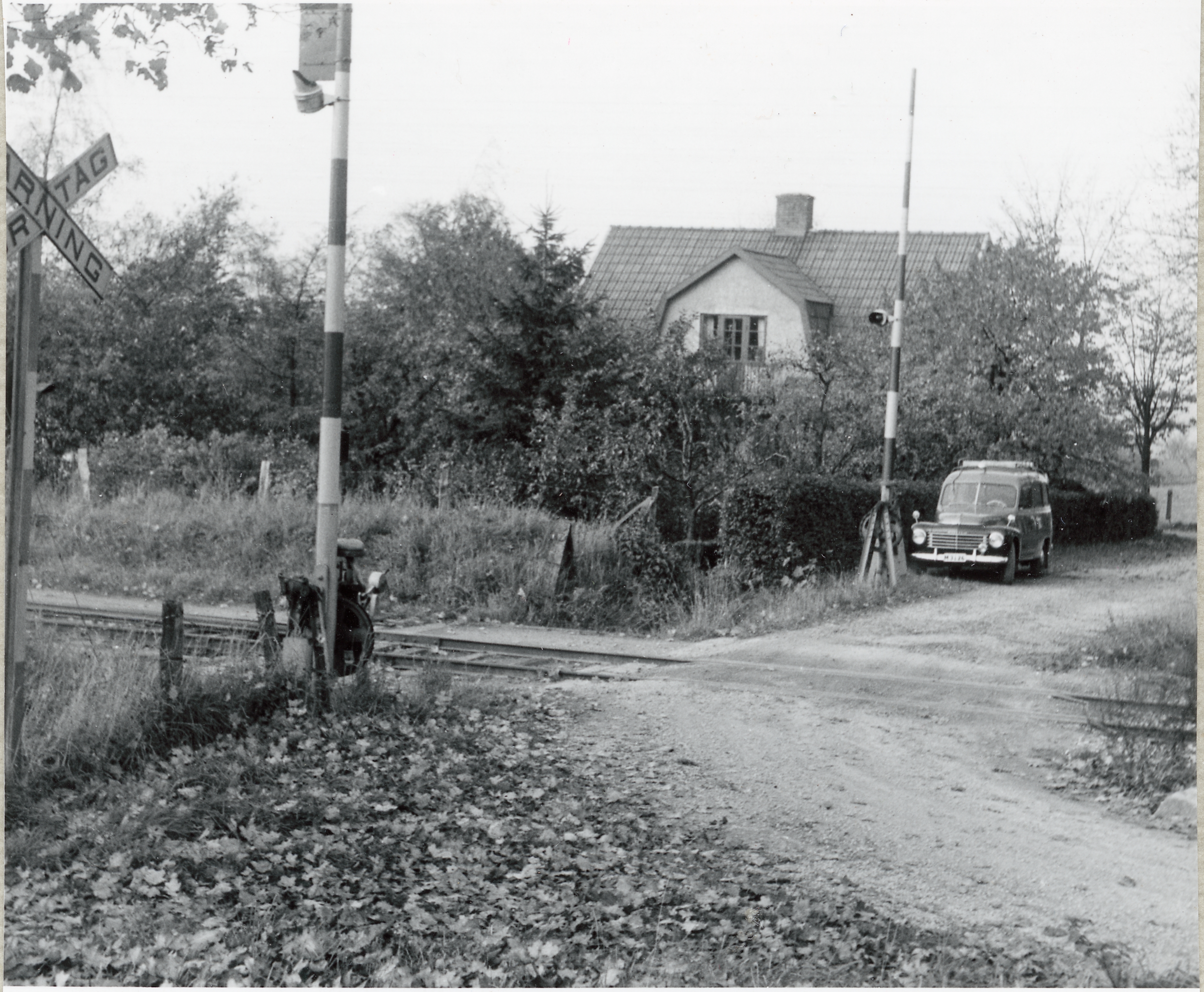 X-gatan? &ndash; J&auml;rnv&auml;gs&ouml;verg&aring;ng vid Hurva &Ouml;stra 1957. Foto: digitaltmuseum.se/J&auml;rnv&auml;gsmuseet.