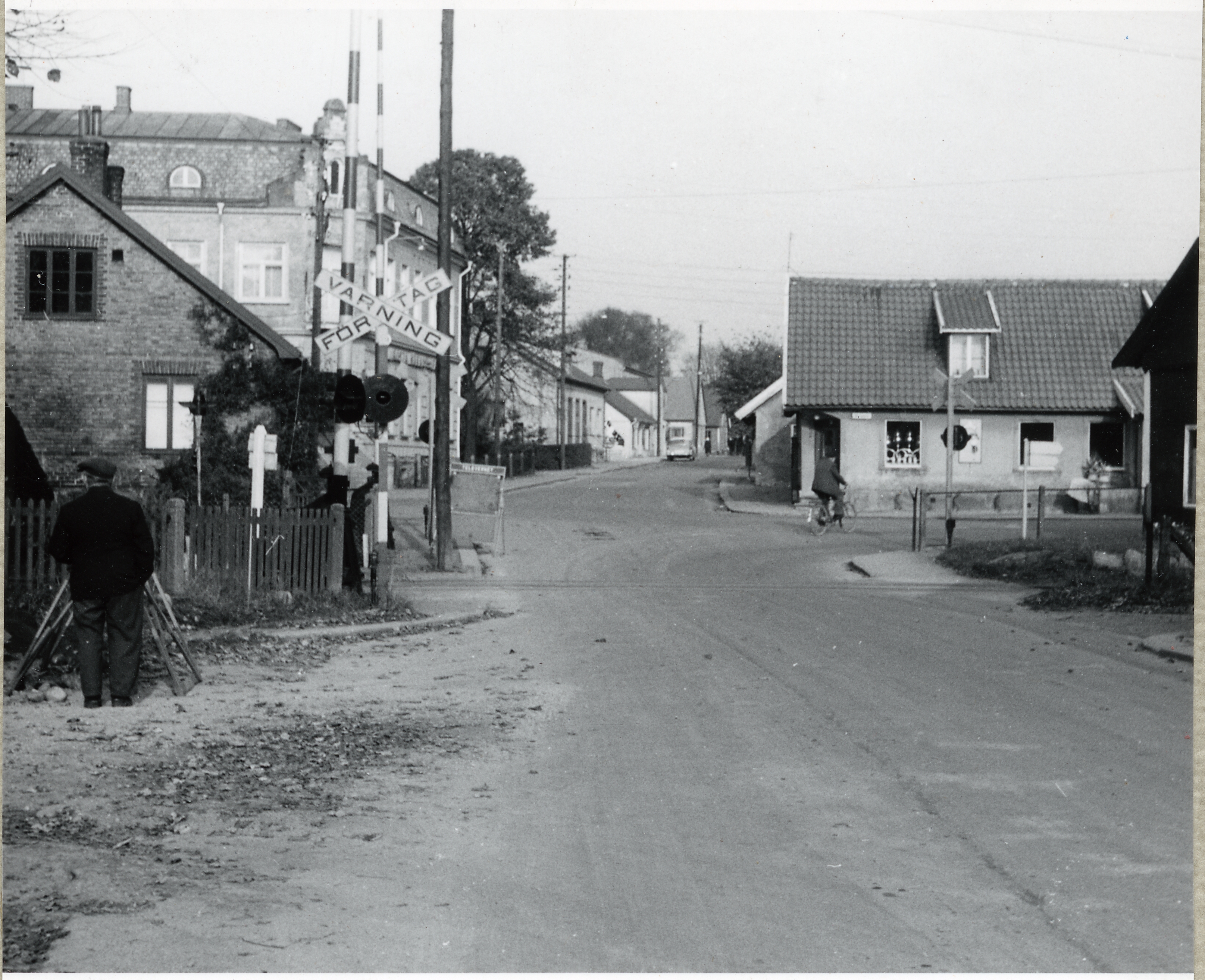 J&auml;rnv&auml;gs&ouml;verg&aring;ng vid L&ouml;ber&ouml;d station. Vilken gata? Foto: digitaltmuseum.se/J&auml;rnv&auml;gsmuseet.