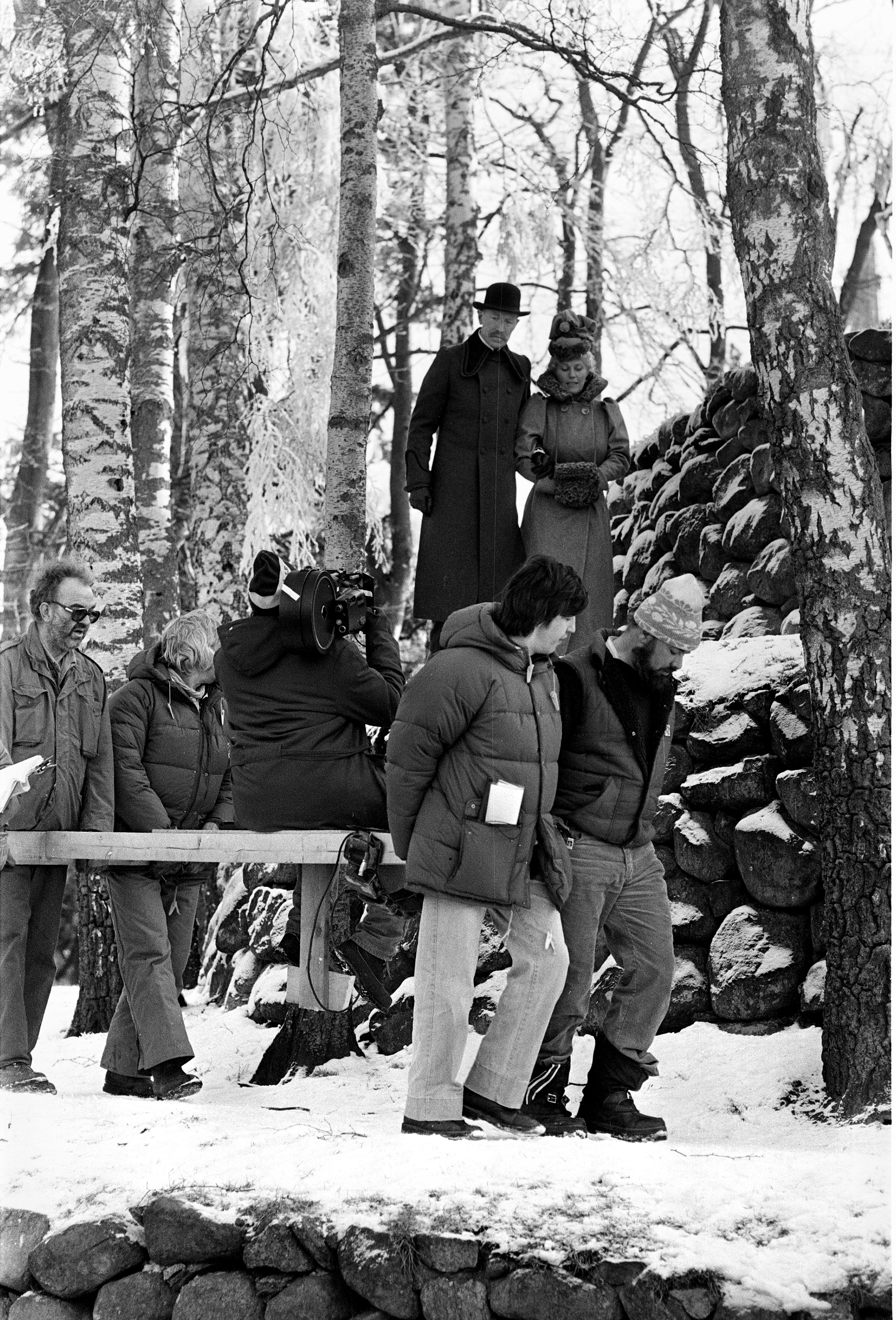 Filmspelning av "And&eacute;s luftf&auml;rd" p&aring; Stenbereget Brandk&aring;ren ordnade vinter. K&auml;lla: Esl&ouml;vs kommuns bildarkiv.