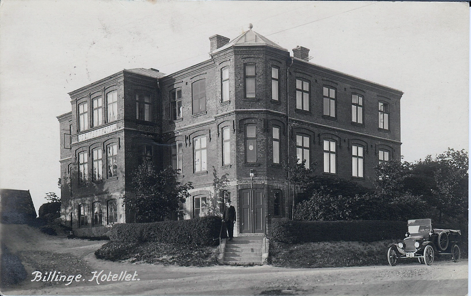Billinge &rdquo;Jernv&auml;gshotell&rdquo; uppf&ouml;rt 1900 av M&aring;ns Andreasson, Billinges kommunalst&auml;mmas ordf&ouml;rande. Hotellet uppf&ouml;rdes bara tv&aring; &aring;r efter j&auml;rnv&auml;gens ankomst till byn vilket vittnar om den starka tilltron till byns framtid. Hotellet var ig&aring;ng fram till 1970-talet, idag driver f&ouml;retaget Nytida Solhagagruppen AB verksamhet i lokalerna. Bilden &auml;r h&auml;mtad ur Leif Cederbergs vykortssamling. Fotograf ok&auml;nd.