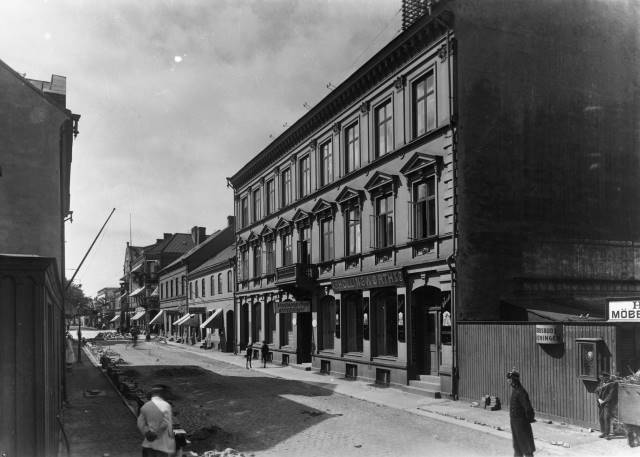 I detta huset hade Televerket sina lokaler, tv&aring; &ouml;versta v&aring;n. Huset byggdes 1886 av Esl&ouml;vs Sparbank, och invigdes i samband med bankens 20-&aring;rs jubileum. Innanf&ouml;r planket fanns H Nilssons M&ouml;bler. F&ouml;jers arkiv.