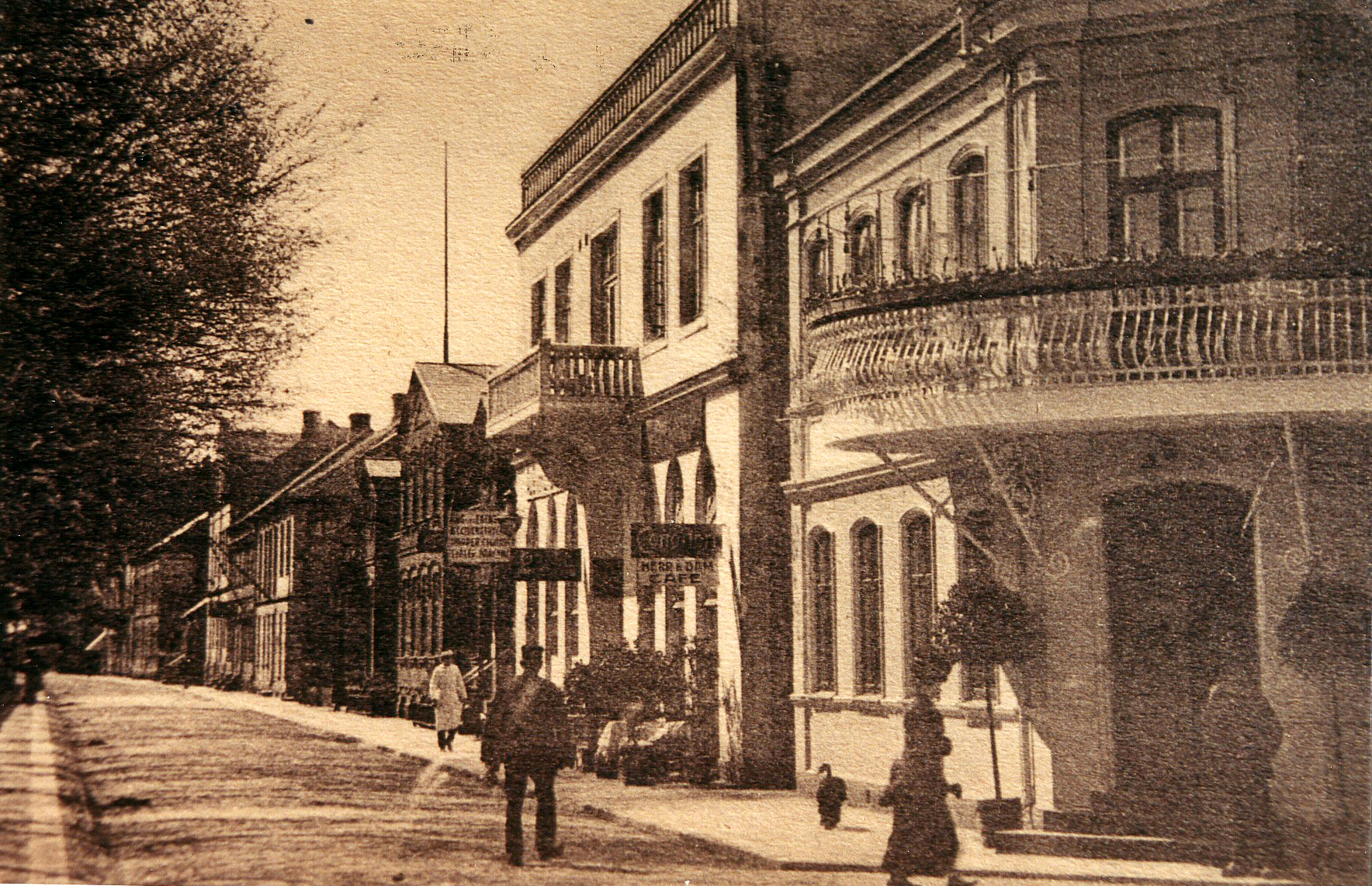 Vy &ouml;ver Storgatan s&ouml;derut med Hotell Nilsson i f&ouml;rgrunden. K&auml;lla: Esl&ouml;fs Stadsmuseum.