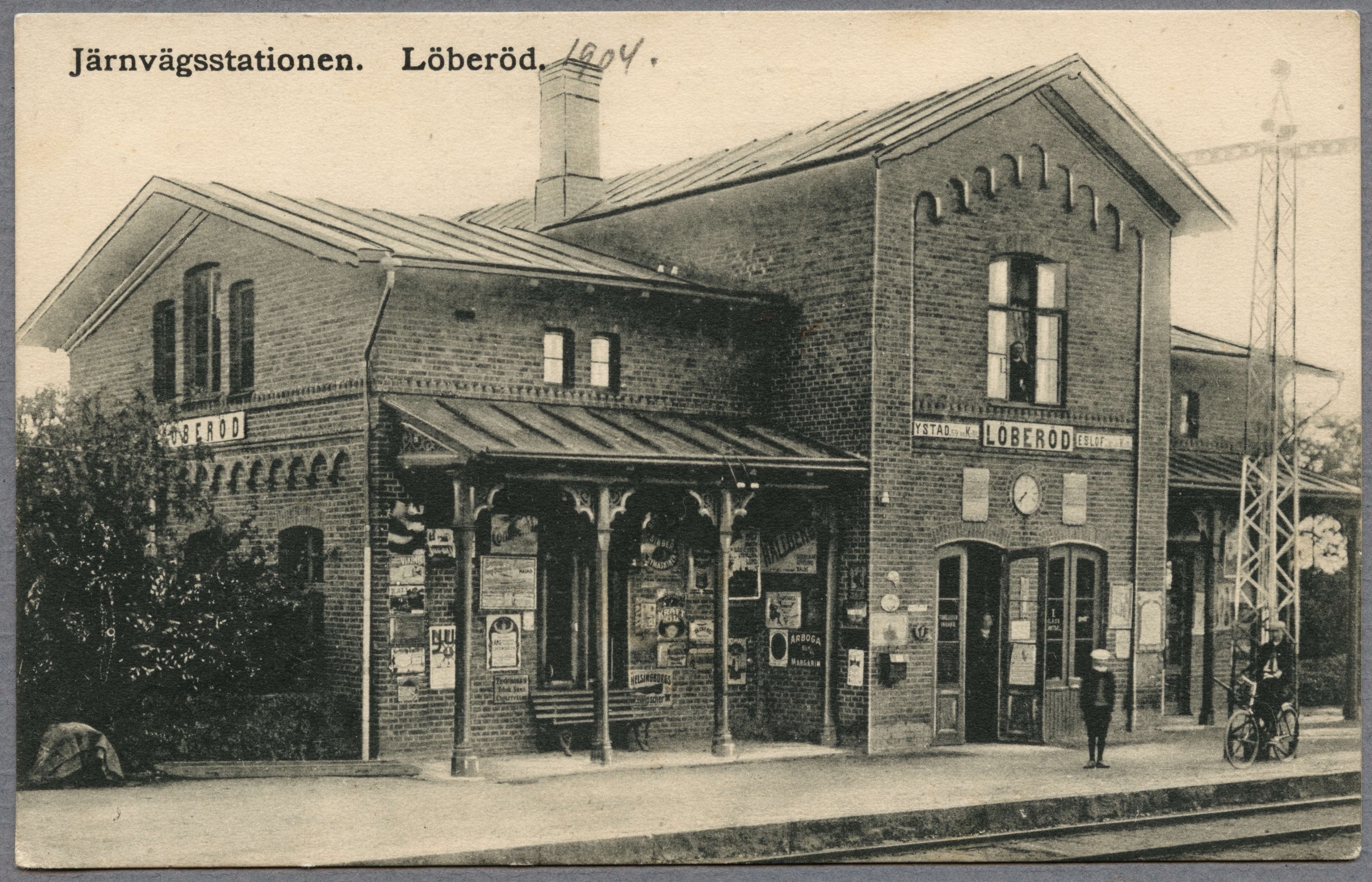 Text p&aring; framsida: "J&auml;rnv&auml;gsstationen. L&ouml;ber&ouml;d.", "1904". K&auml;lla: digitaltmuseum.se/J&auml;rnv&auml;gsmuseet.