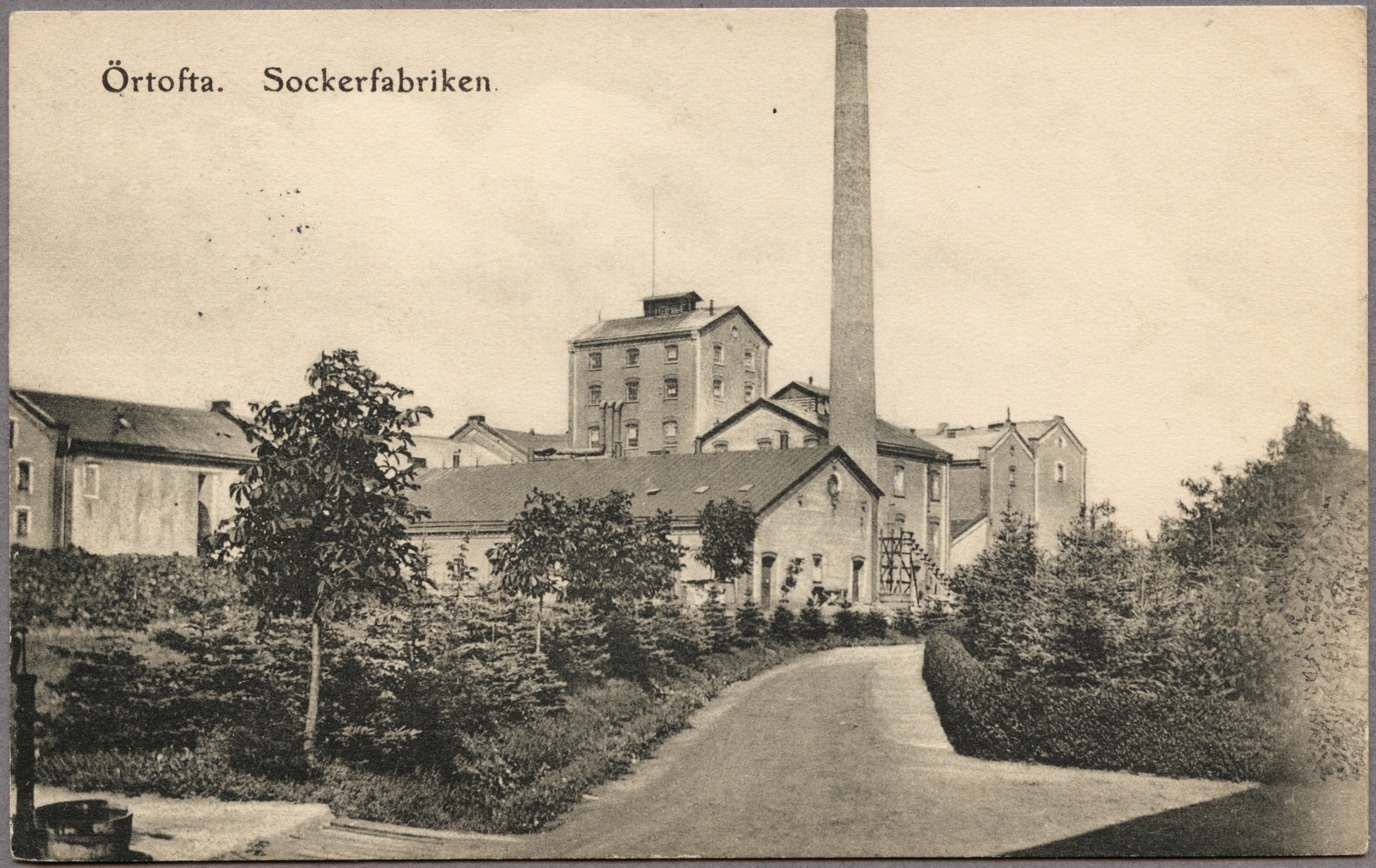 Text p&aring; framsida: "&Ouml;rtofta. Sockerfabriken.". Foto fr&aring;n 1902. K&auml;lla: digitalt museum.se/J&auml;rnv&auml;gsmuseet.