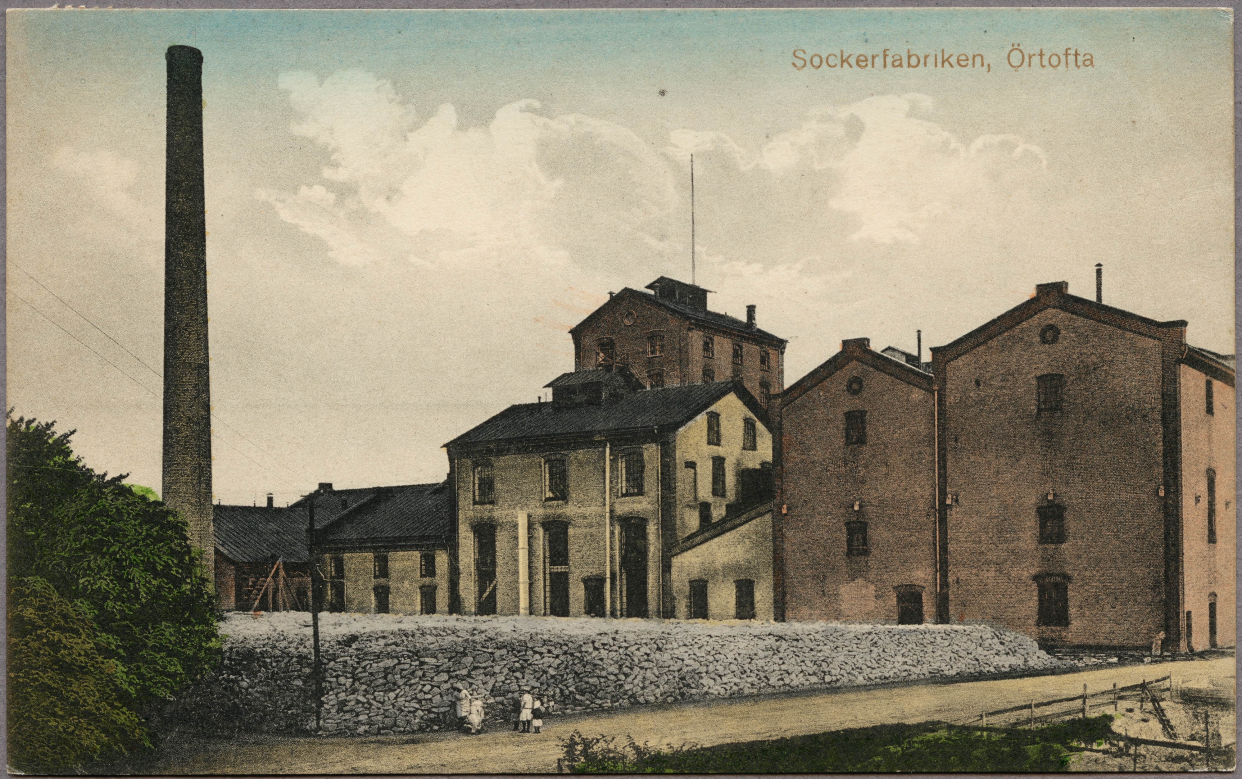 Text p&aring; framsida: "&Ouml;rtofta. Sockerfabriken.". Foto fr&aring;n 1916. K&auml;lla: digitalt museum.se/J&auml;rnv&auml;gsmuseet.