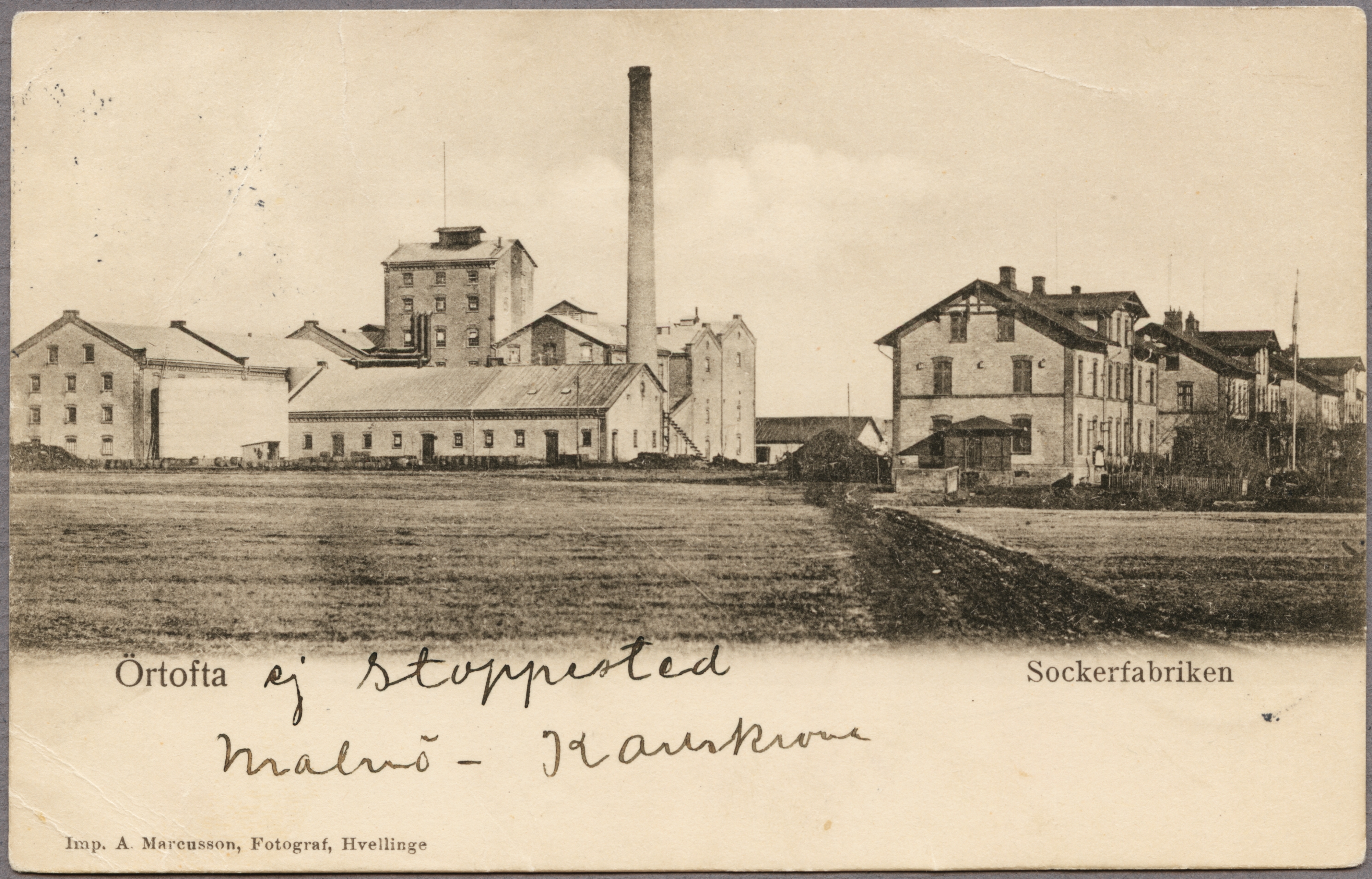 Text p&aring; framsida: "&Ouml;rtofta. Sockerfabriken.". Foto fr&aring;n 1899. K&auml;lla: digitalt museum.se/J&auml;rnv&auml;gsmuseet.