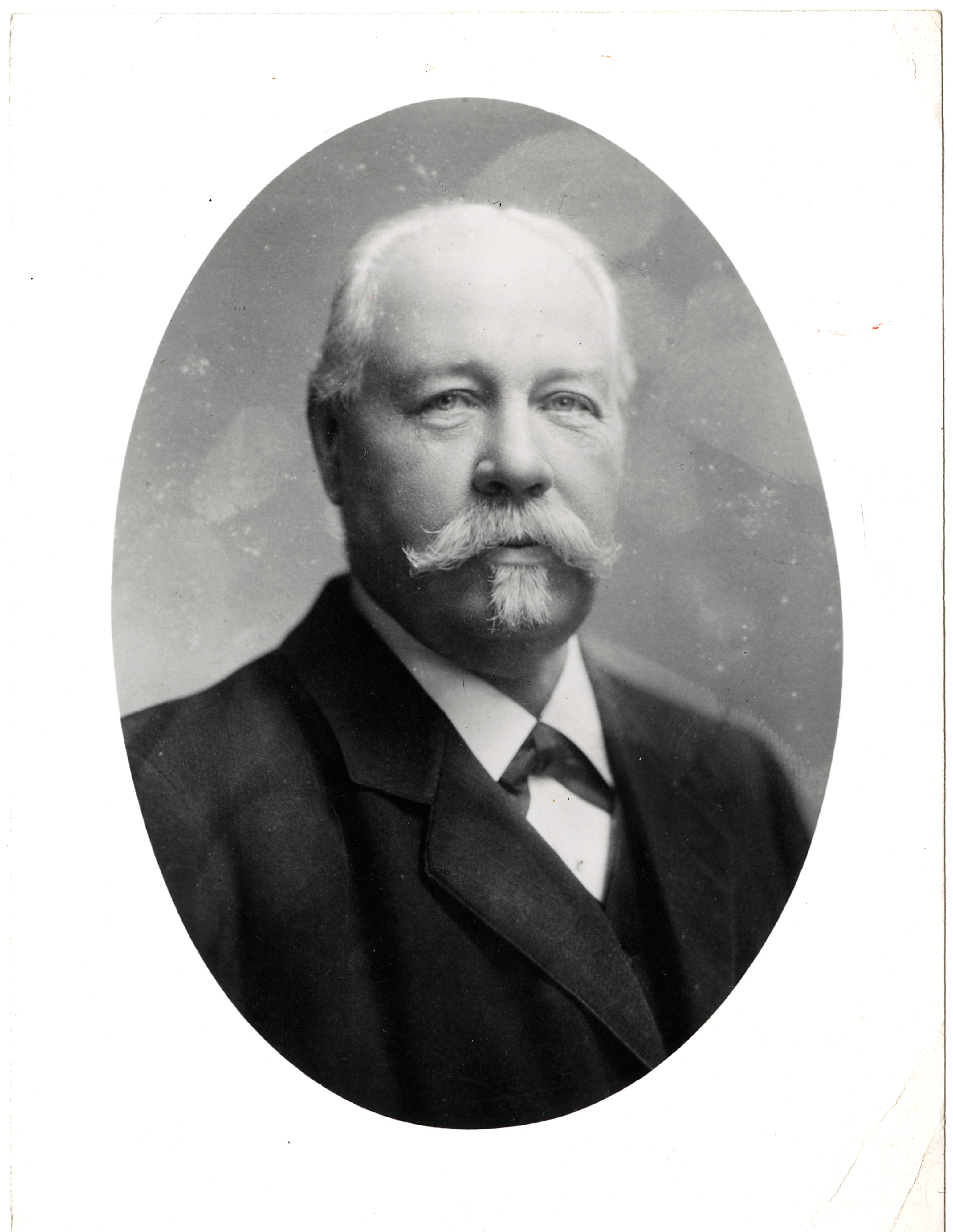 Stationsinspekt&ouml;r Nils Reinhold Georg Siegbahn, &Ouml;rtofta. Foto fr&aring;n 1910. K&auml;lla: digitaltmuseum.se/J&auml;rnv&auml;gsmuseet.