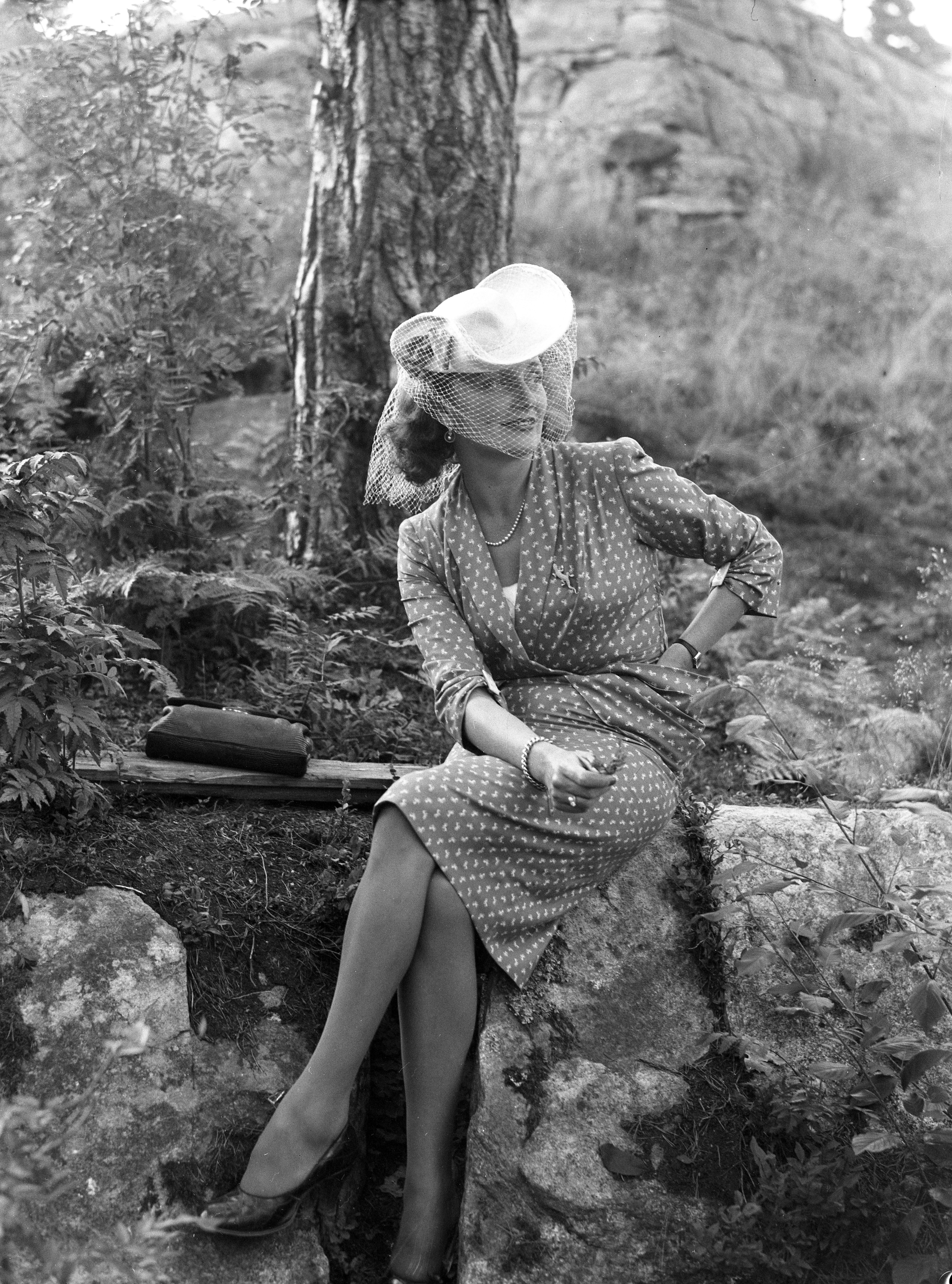 Filmjournalen arrangerar en amat&ouml;rt&auml;vling i Mariebergsskogen med Ulla Billquist som prisutdelare &aring;r 1943. Foto: Dan Gunner. K&auml;lla: digitaltmuseum.se/W&auml;rmlands museum. 