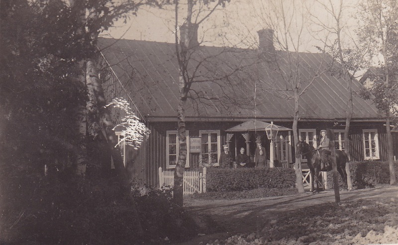 Fabrik&ouml;r Anders Eskilson med familj 1910. Husets l&auml;ge: Kvarngatan. K&auml;lla: Marieholm.net/B&ouml;rje Gustafssons album.