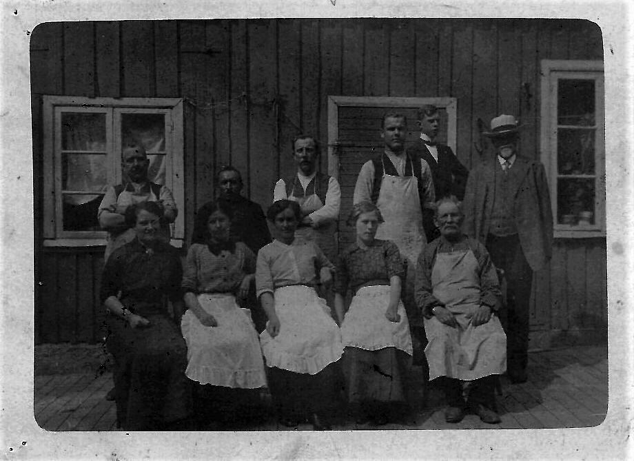 Fabrik&ouml;r Eskilson med sina arbetare. Eskilssons cigarrfabrik lades ned 1915 d&aring; Svenska Tobaksmonopolet kom till och &ouml;vertog all privat tillverkning. K&auml;lla: Marieholm.net/B&ouml;rje Gustafssons album.