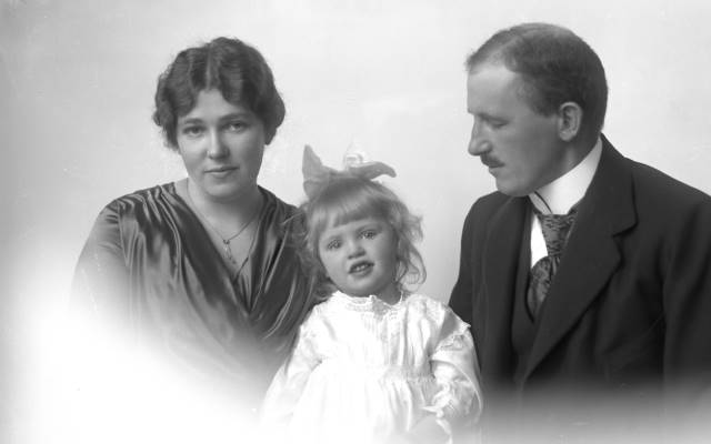 Herr och fru Hermodsson med dottern. Enligt uppgift reste herr Hermodsson till Klondyke, och kom tillbaka som en f&ouml;rm&ouml;gen man. Han l&auml;t uppf&ouml;ra biografen Palladium, nuvarande biblioteket.