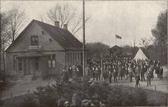 N&auml;r arbetarr&ouml;relsen under 1890-talet b&ouml;rjade vinna anh&auml;ngare i Esl&ouml;v, samlades man till m&ouml;ten och sammankomster av skilda slag pil lantg&aring;rden Hildasf&auml;lt, som l&aring;g vid nuvarande P&auml;rlgatan,