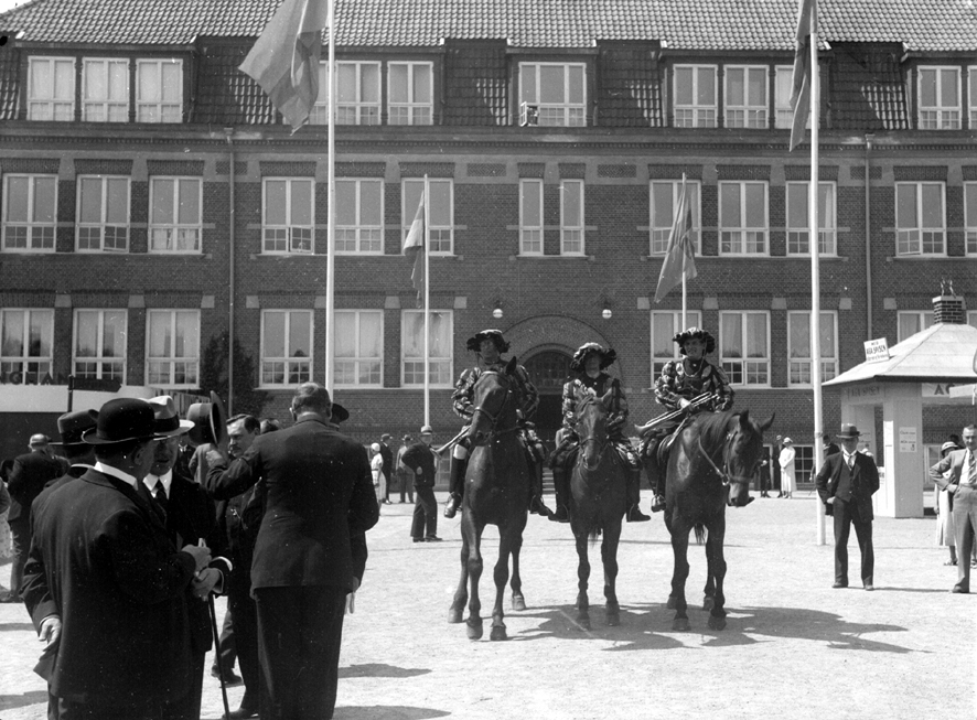 Lantbruksutst&auml;llningen 1934 med Eken&auml;sskolan i bakgrunden. K&auml;lla: Fotohuset i Esl&ouml;v.