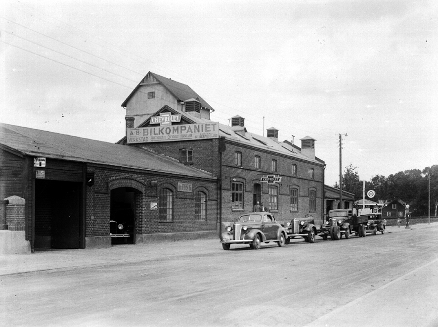 Bilkompaniet p&aring; Kvarngatan norr om &Ouml;stergatan omkring 1930. K&auml;lla: Fotohuset i Esl&ouml;v.