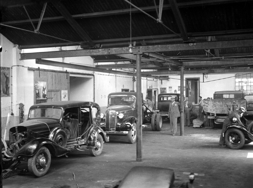 Interi&ouml;rbild fr&aring;n Bilkompaniet p&aring; Kvarngatan norr om &Ouml;stergatan omkring 1930. K&auml;lla: Fotohuset i Esl&ouml;v.