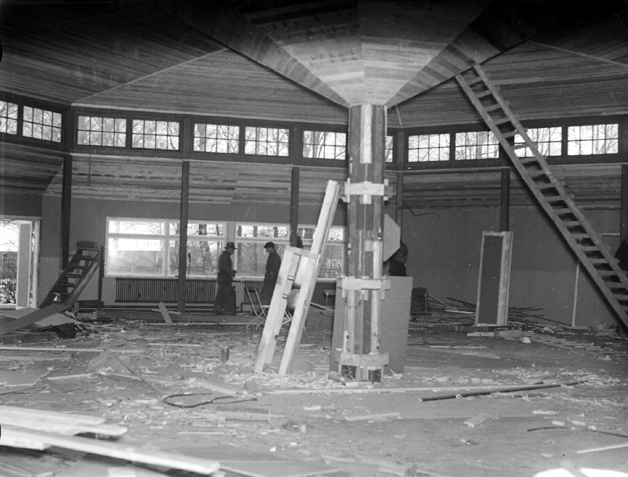 Dansbanan i Folkets park byggs in och blir restaurang Cecil. K&auml;lla: Fotohuset i Esl&ouml;v.