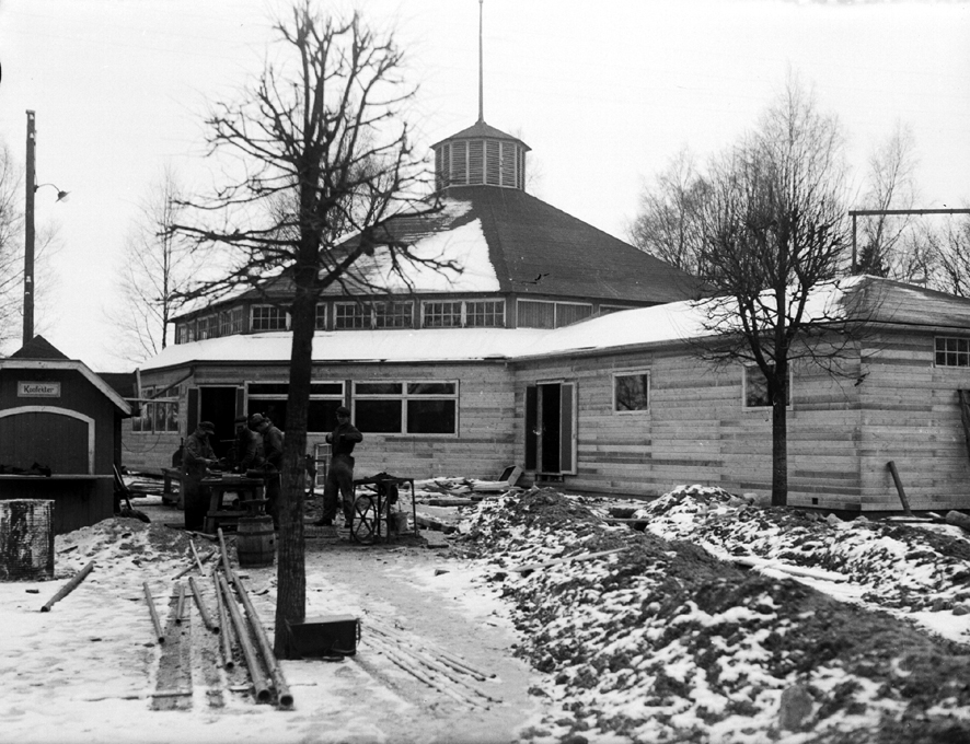 Inomhusdansbanan och restaurang Cecil p&aring; P&auml;rlgatan. K&auml;lla: Fotohuset i Esl&ouml;v.