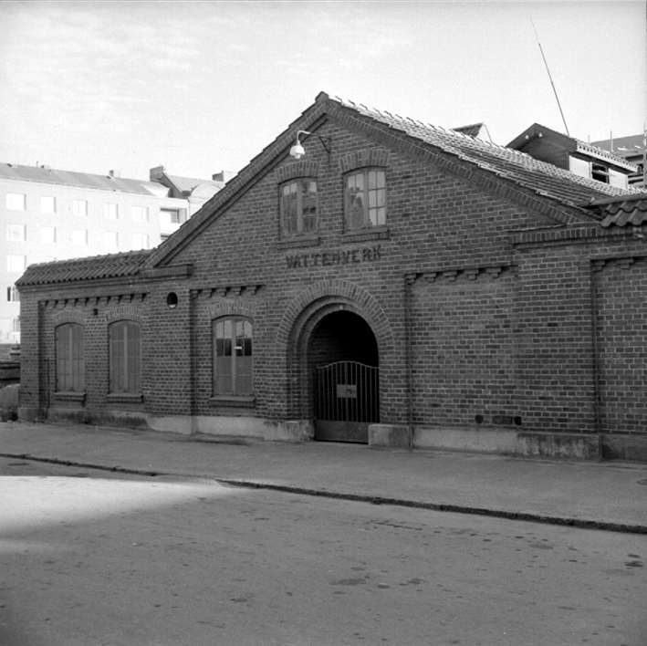 Tidigare Vattenverket l&aring;g p&aring; Villav&auml;gen. Det anlades 1905, togs i bruk 1907 och spr&auml;ngdes i luften en decemberdag 1959! Spr&auml;ngningen var planerad, s&aring; det nya vattenverket p&aring; Lapplandsv&auml;gen tagits i bruk. Foto: Fotohuset i Esl&ouml;v.