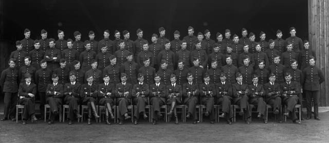 Gruppfotografering personal fr&aring;n Flygkrigsskolan. K&auml;lla: Esl&ouml;vs kommuns bildarkiv, F&ouml;jers foto.