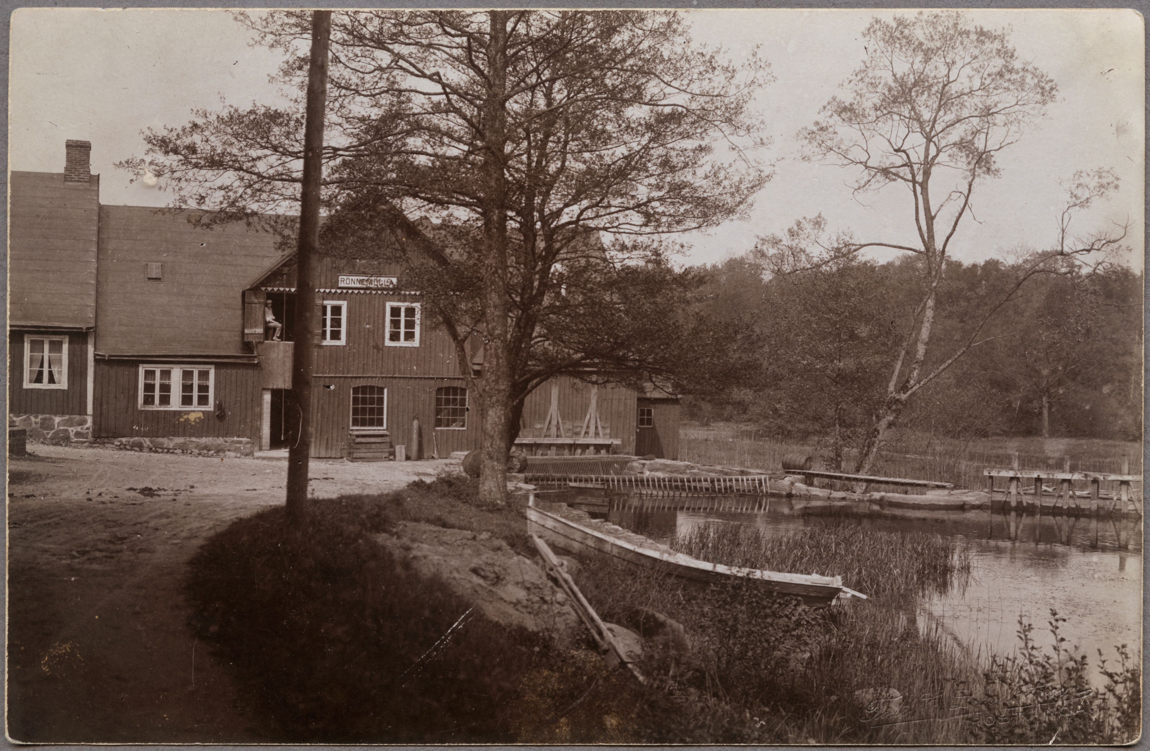 R&ouml;nnem&ouml;lla kvarn vid R&ouml;nne &aring;. 1910-1918. K&auml;lla: Digitaltmuseum.se.