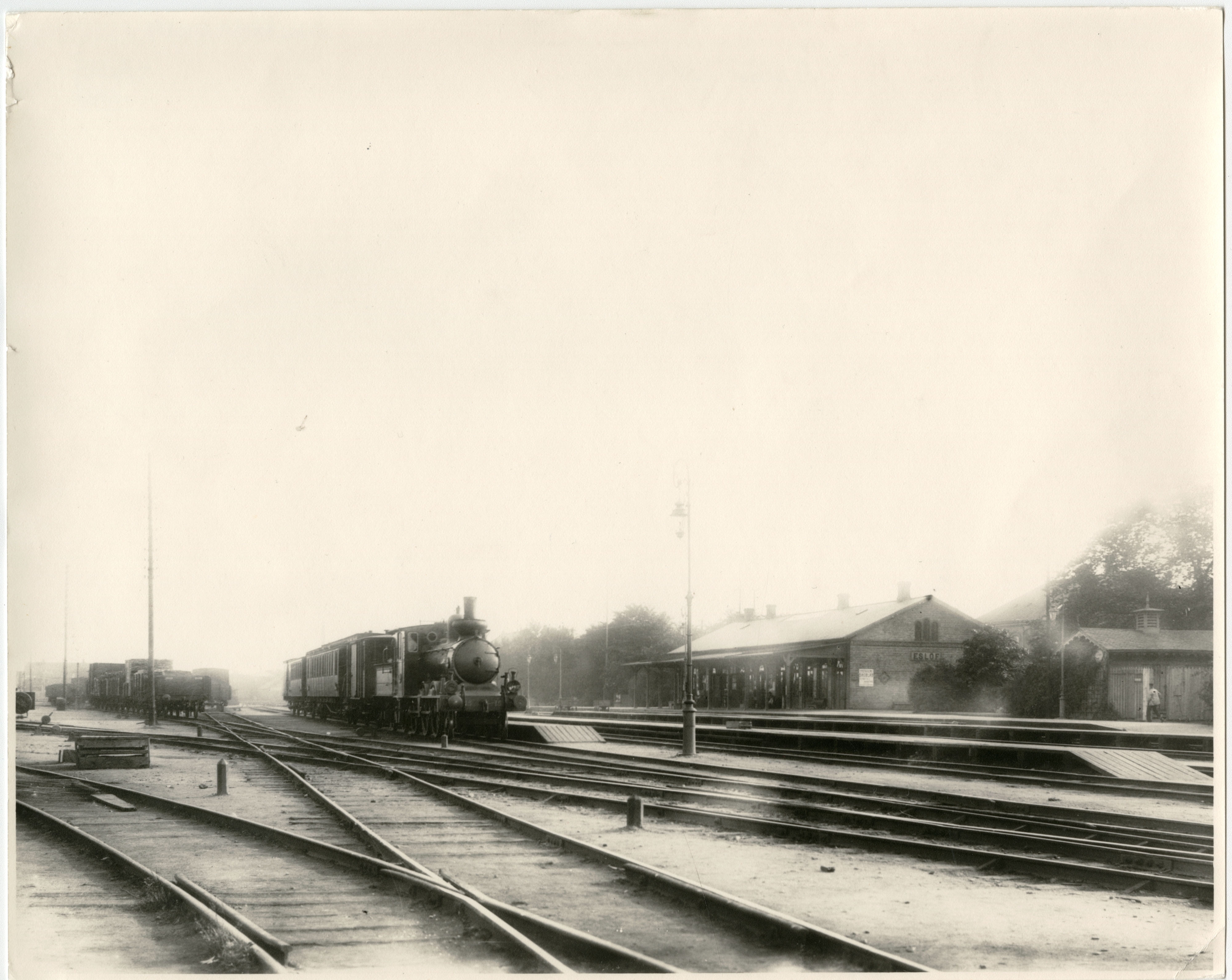Esl&ouml;vs gamla stationshus, f&ouml;re 1913. K&auml;lla: digitaltmuseum.se.