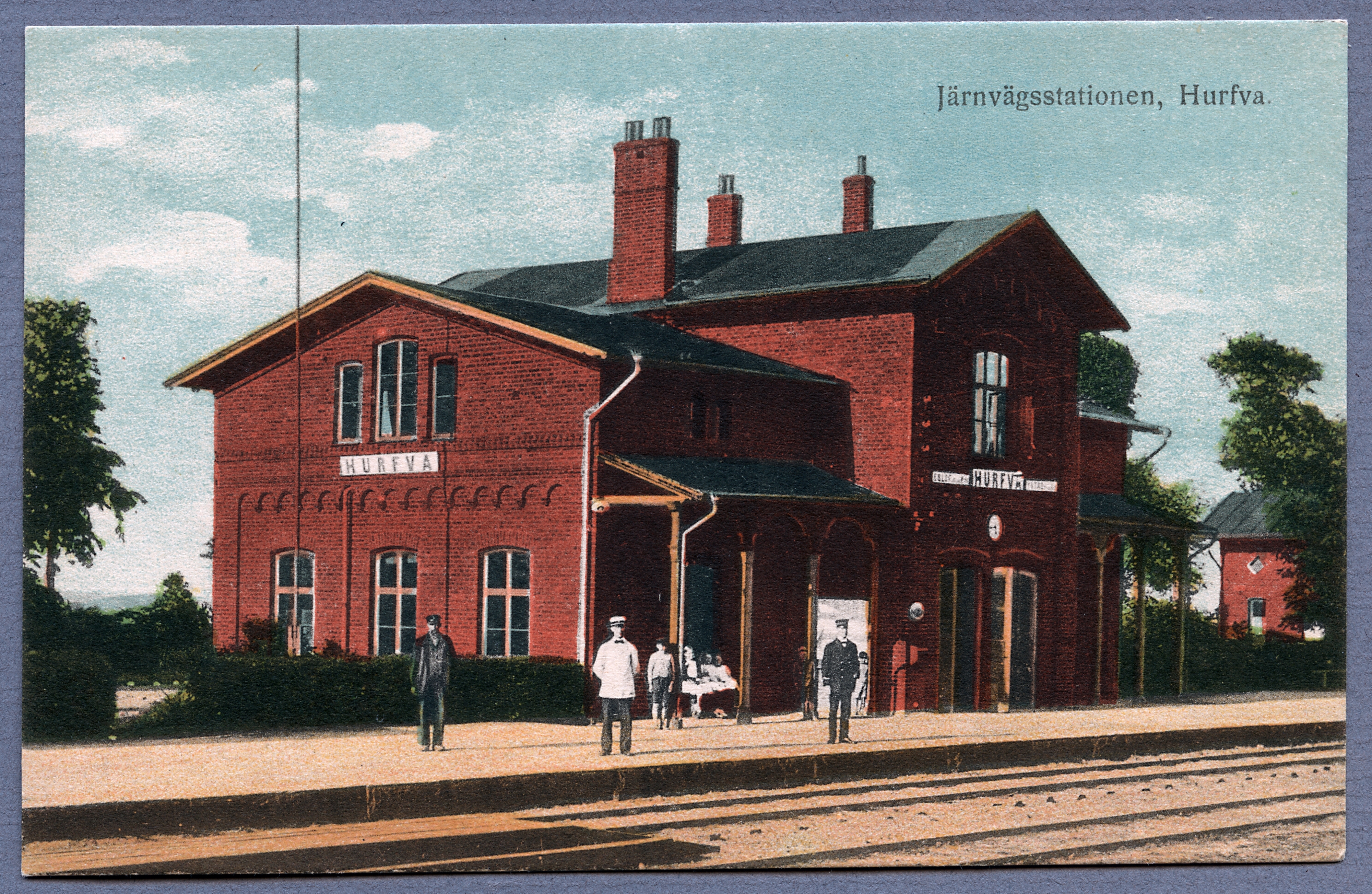 Text p&aring; framsida: "J&auml;rnv&auml;gsstationen, Hurfva". 1900-1910-talet. K&auml;lla: digitalt museum.se.
