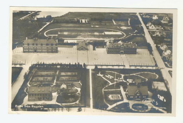 Flygbild med Esl&ouml;vs Folkh&ouml;gskola och Villa Skansen p&aring; Sturegatan i f&ouml;rgrunden.