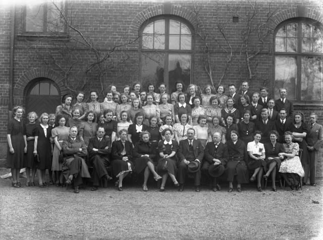 Personalen p&aring; Folkh&ouml;gskolan. Ok&auml;nt &aring;rtal. K&auml;lla: Esl&ouml;vs kommuns bildarkiv, F&ouml;jers foto.