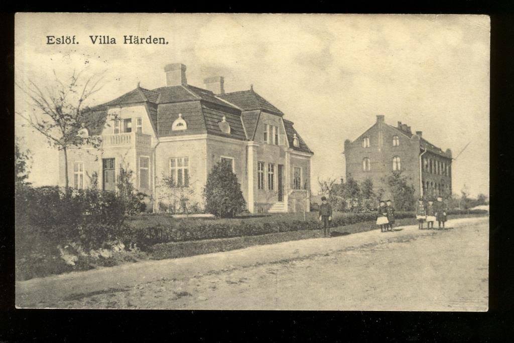 Villa H&auml;rden och Esl&ouml;vs Folkh&ouml;gskola. Esl&ouml;vs Folkh&ouml;gskola byggdes 1902 och ligger d&auml;r &auml;n idag. Folkh&ouml;gskolan fick Byggnadsv&aring;rdspriset 2021. Villa H&auml;rden, uppf&ouml;rdes mellan 1902 och 1904 av kontraktsprost Lorentz Edelberg (1851-1926).
