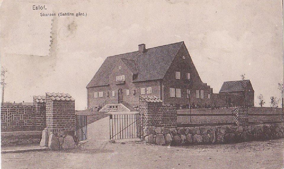 Kl&auml;dfabrik&ouml;r Albert Sahlin l&auml;t bygga en av Esl&ouml;vs pampigaste villor, Villa Skansen. Huset p&aring; kr&ouml;net av &aring;sen mitt i Esl&ouml;v stod klart 1911. Arkitekt Axel Nilsson, som &auml;ven ligger bakom R&ouml;hsska Museet i G&ouml;teborg, gjorde ritningarna. Den totala ytan, n&auml;r biutrymmena r&auml;knas in, &auml;r p&aring; &ouml;ver 900 kvadratmeter. Villa Skansen blev en kulturell samlingspunkt f&ouml;r konstn&auml;rer och f&ouml;rfattare. I huset l&auml;t paret Sahlin inr&auml;tta ett galleri med n&auml;rmare 130 oljem&aring;lningar av &auml;ldre och nyare Sk&aring;nekonstn&auml;rer.