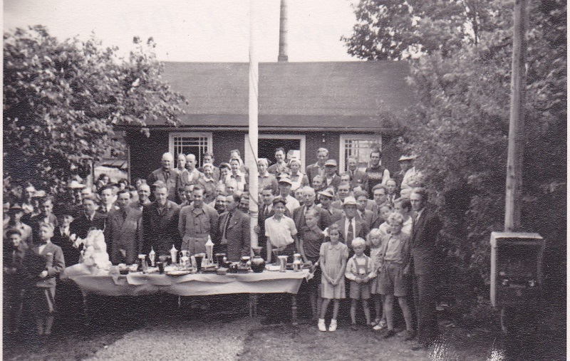 1950. Marieholms Skyttef&ouml;rening 50 &aring;r. Prisutdelning vid skyttepaviljongen.