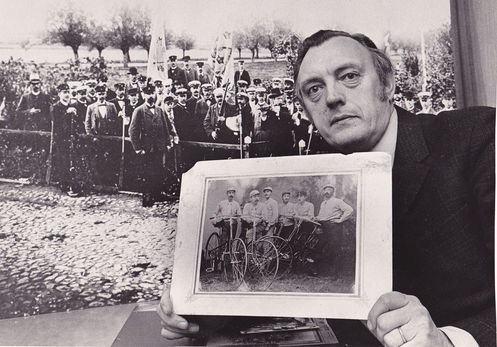 B&ouml;rje Gustafsson, Mr Marieholm, med ett foto p&aring; Onsj&ouml; velocipedklubb.