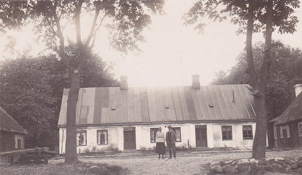 "G&auml;stgivarst&auml;llet" rivet f&ouml;r att ge plats &aring;t nytt torg. G&aring;rden nyuppf&ouml;rdes omkring 1950 p&aring; annan plats.