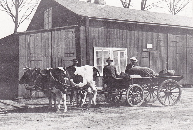 Lastning av kols&auml;ckar p&aring; bang&aring;rdsomr&aring;det p&aring; 1910-talet.Vid korna en lantbrukare Klang fr&aring;n H&aring;stensl&ouml;v. Mannen i mitten som senare hade ett sm&aring;bruk intill d&aring;varande Resl&ouml;vs &aring;lderdomshem. En period extra polis.