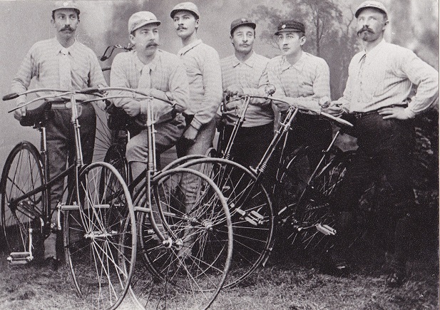 Onsj&ouml; velocipedklubb 1892-1921. Bilden fr&aring;n 1895. K&auml;nda; fr.v. timmerhandl. Nils Persson, sakf&ouml;rare Nils Svensson, 4:de fr.v. muraren J&ouml;ns Andersson.