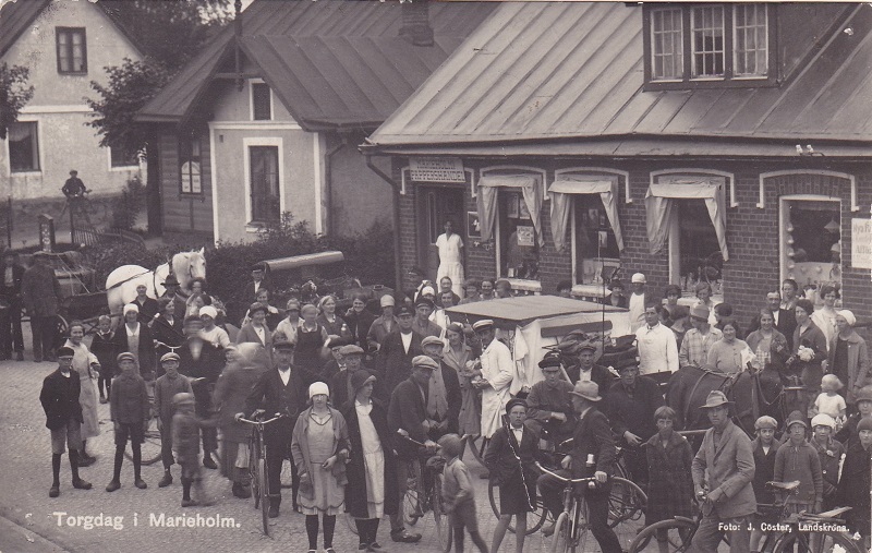 Torgdag i Marieholm omkr. 1935. T.v. med vit häst fiskhandlare Aug. Jonasson, trädgårdsmästare Lundkvist från Asmundtorp och slaktare Georg Pettersson med hjälpreda.