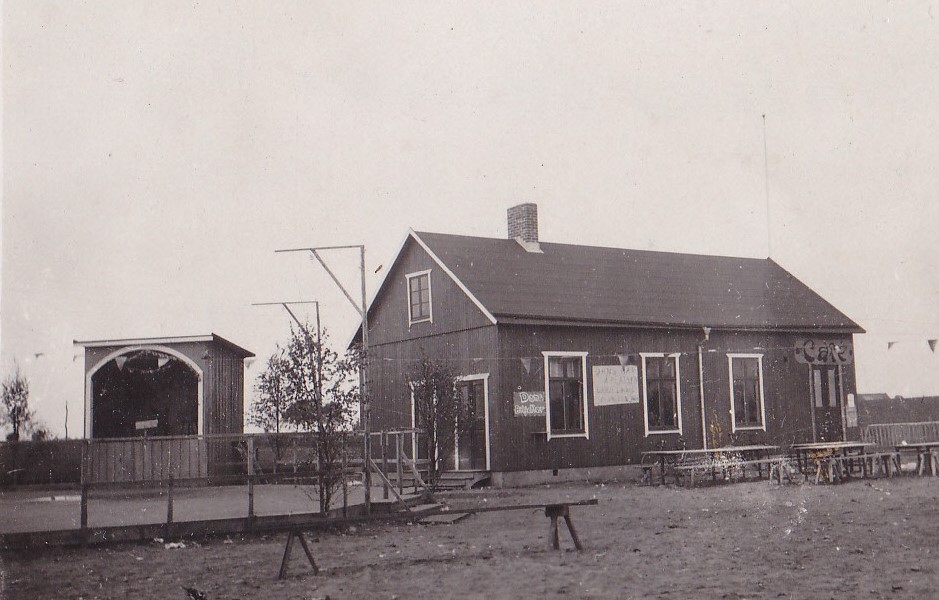 Arbetarnas byggnadsf&ouml;rening 1928. Serverings- j&auml;mte m&ouml;teslokal och &ouml;ppen dansbana. P&aring; skylten t.v. "dansbiljetter" och t.h. "dans &aring; platsen varje l&ouml;rdag".