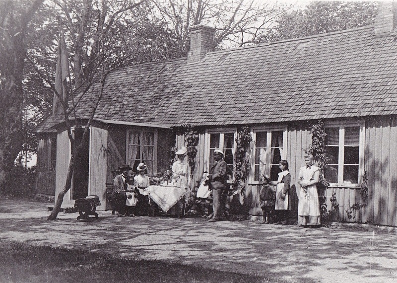 "Gula Paviljongen", bel&auml;gen d&auml;r nu Onsj&ouml;g&aring;rden ligger. 1910-tal?
