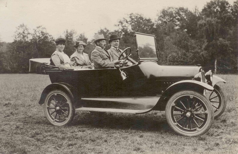 T-Ford i Marieholm 1921. I baks&auml;tet fr.v. fru Therese Bengtsson och fru Ida J&ouml;nsson. I frams&auml;tet fr.v. grosshandlanden Alfr. J&ouml;nsson och sparbankskamrer H. Alfr. Bengtsson.