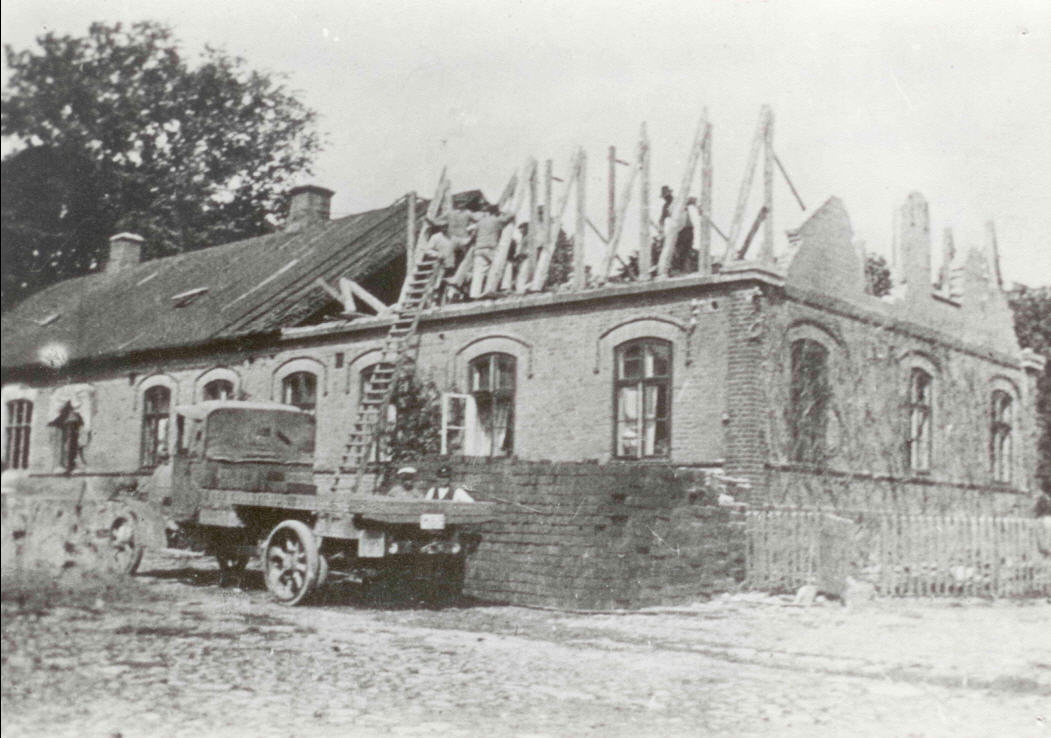 Marieholms G&auml;stgiveri 1918 under ombyggnaden. Man ser att nya takstolar med h&ouml;gre resning h&aring;ller p&aring; att resas.