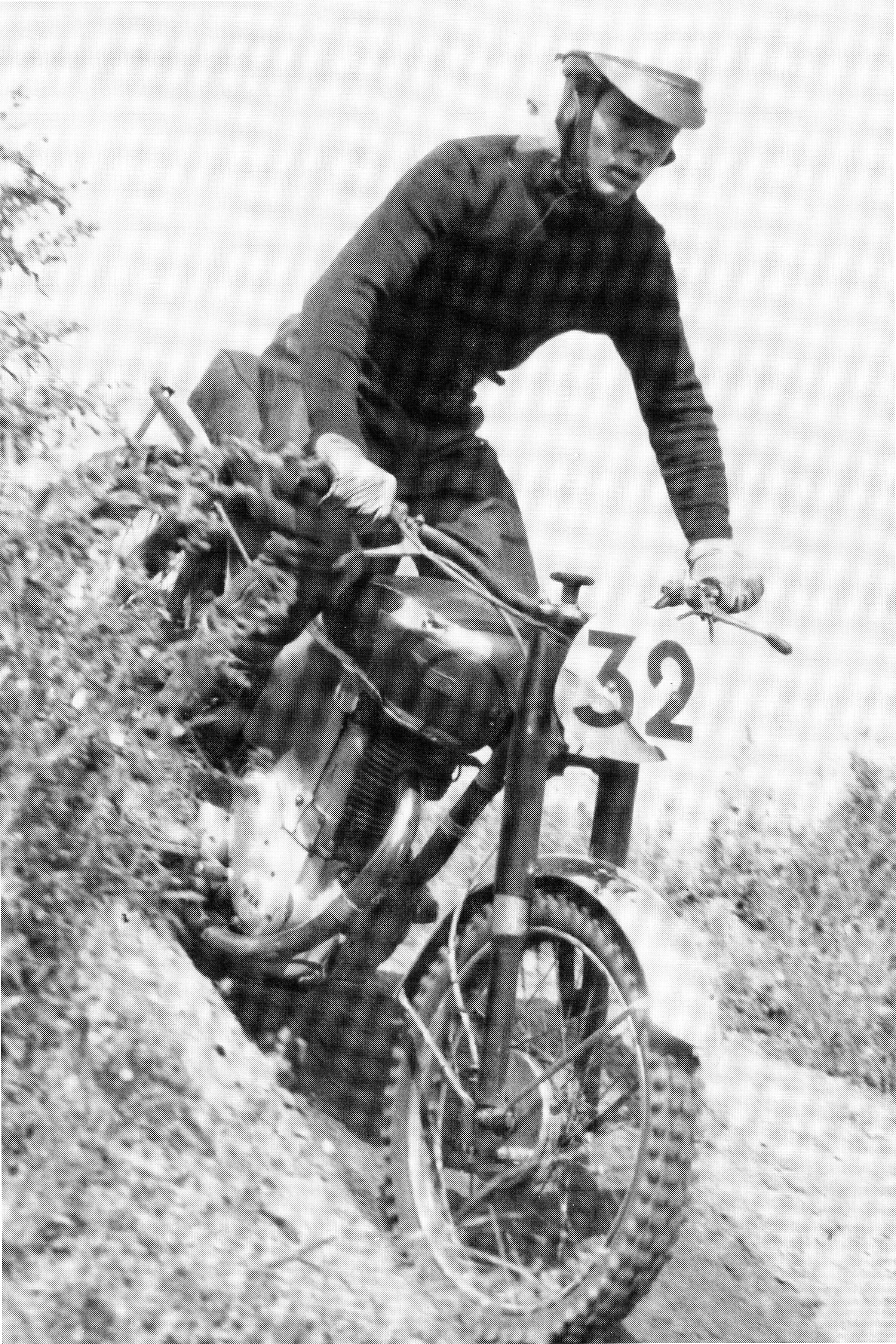 Onsjö Motorklubb stilstudie av Alf-Inge Nilsson på sin motorcykel