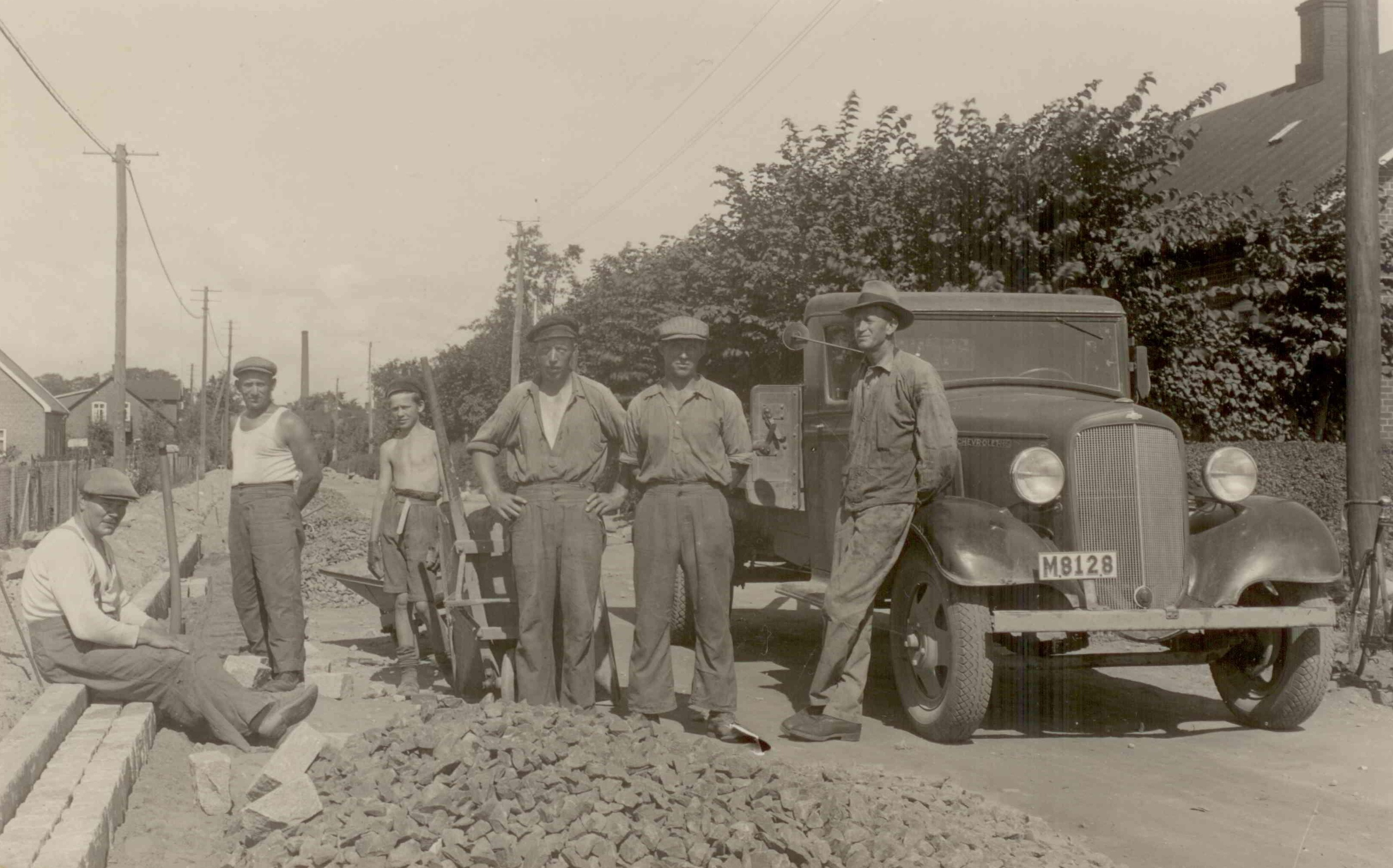 Beläggning gatsten på storgatan i Marieholm 1930.