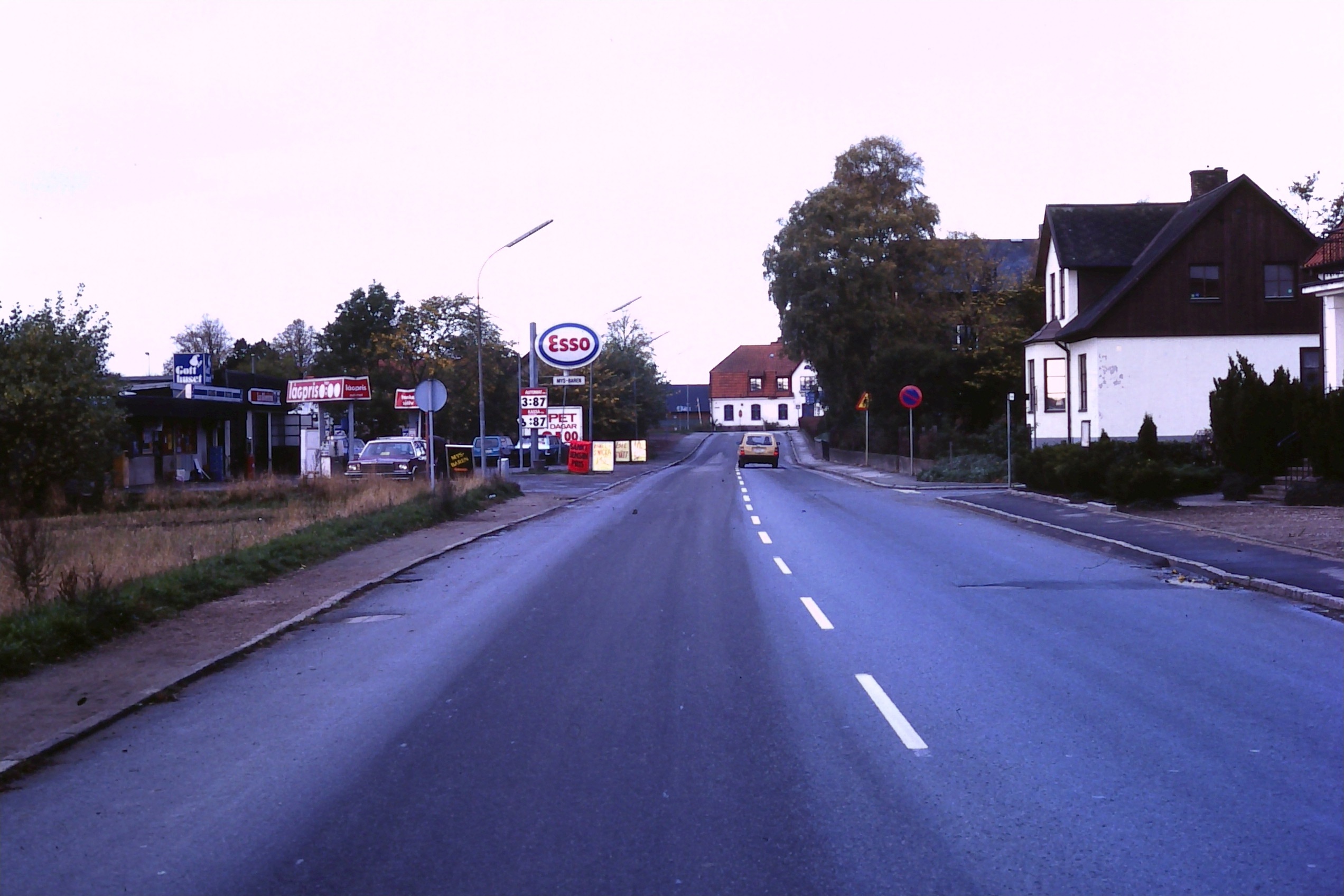 Storgatan i Marieholm vid "macken" c:a år 2000.
