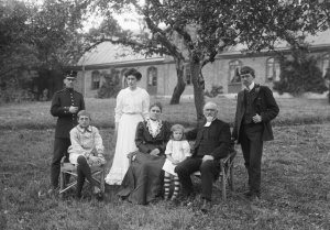 Kyrkoherde Serner, Bosarp. Familjen Serner fotograferad i trädgården. En av de unga männen, Gunnar Serner, blev sedermera författaren Frank Heller. Föjers arkiv.